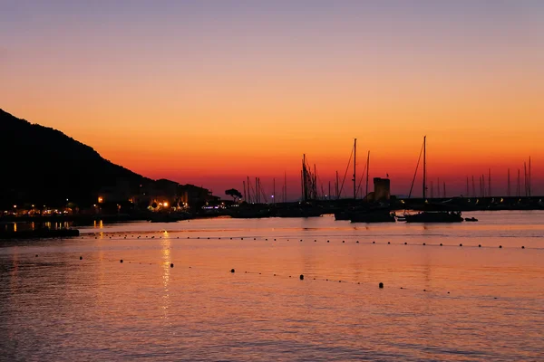 Båtar förankrade i den lilla hamnen i marciana, ön elba, Italien — Stockfoto