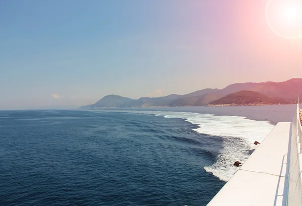 Wybrzeżu Morza Tyrreńskiego na wyspie Elba, Włochy. Widok z żeglarstwa — Zdjęcie stockowe