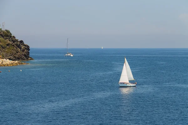 Jachtów żaglowych w morze Tyrreńskie na wyspie Elba, Włochy — Zdjęcie stockowe