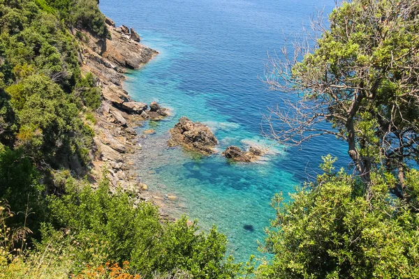 Costa del mar Tirreno en la isla de Elba, Italia — Foto de Stock