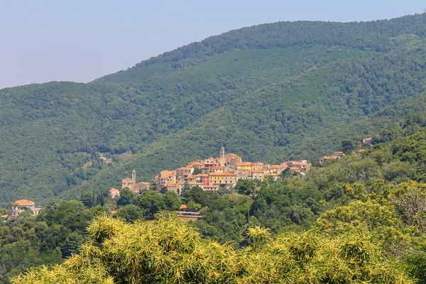 Gamla hus och klocktorn på kullen på ön Elba, Marciana, — Stockfoto