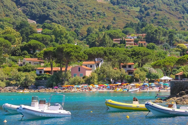 Anchored motorboats in waters of Tyrrhenian Sea, Sant Andreas on — Stock Photo, Image