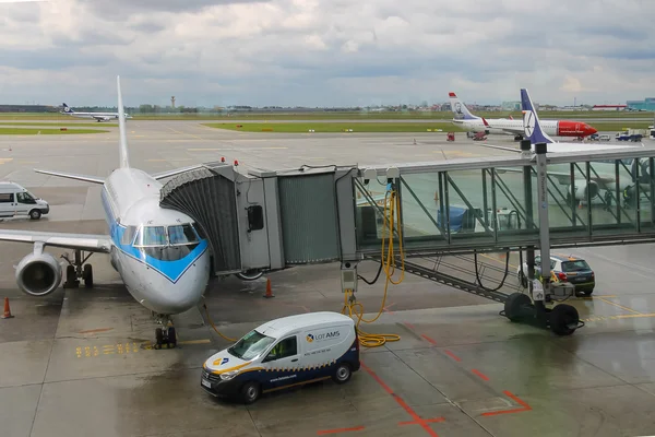 Перевірки перед друком обслуговування літака в аеропорт імені Фридерика Шопена, Польща — стокове фото