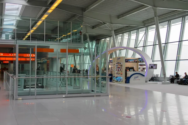 Passengers waiting for departure in Warsaw Chopin Airport, Polan — Stock Photo, Image