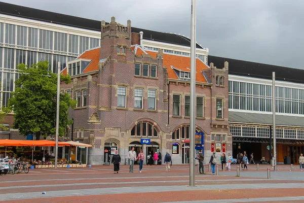 オランダ ハーレム駅の正面玄関 — ストック写真