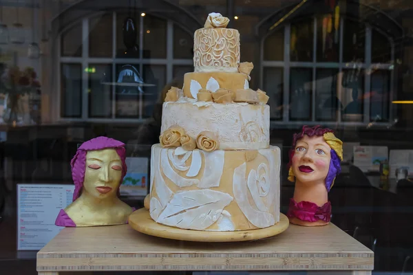 Torta grande en la ventana de la confitería en Haarlem, el —  Fotos de Stock