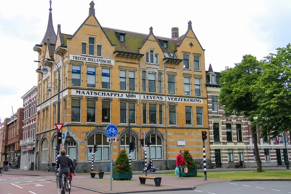 People walking along the street in the historic centre of Haarle — Stock Photo, Image