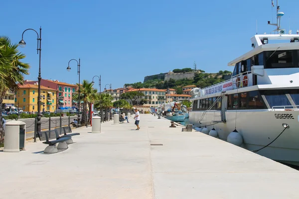 Passagerarna kryssningsfartyg i Portoferraio hamnen på ön Elba, T — Stockfoto