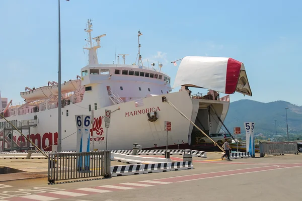 Ferry boat Marmorica en el puerto de Portoferraio en la isla de Elba, Tus — Foto de Stock