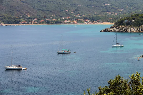 Förankrade yachts i Tyrrenska havet på ön Elba, Italien — Stockfoto