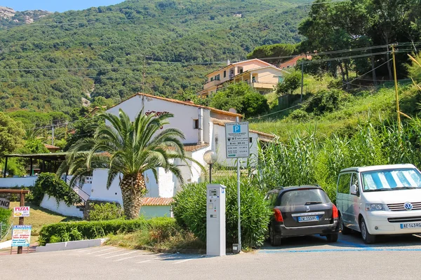 Rua estreita de pequena cidade pitoresca Sant Andreas em Elba Isl — Fotografia de Stock