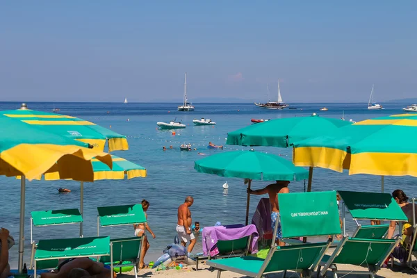 Gente en la costa del mar Tirreno, Sant Andreas en Elba Isla — Foto de Stock