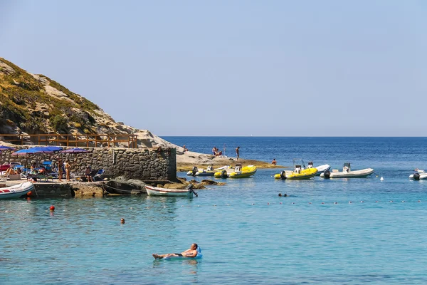 Gente en la costa del mar Tirreno, Sant Andreas en Elba Isla —  Fotos de Stock