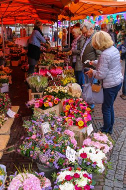 İnsanlar çiçek Grote üzerinde sokak çiçek dükkanında Mar satın
