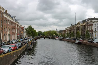 Nehir kanalı (Nieuwe Gracht) Haarlem, Hollanda'nın görünümü