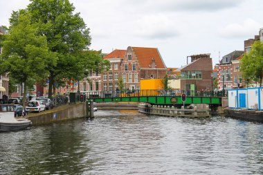 Nehir Spaarne kanalı Haarlem, Hollanda'nın görünümü