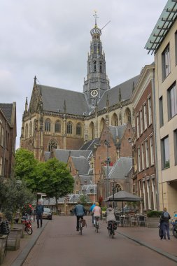 Tarihi merkezde Grote Kerk (Sint-Bavokerk) yakınındakiler