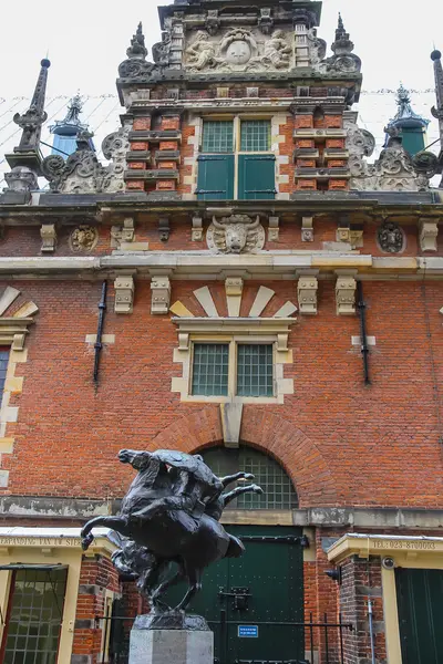 Statue moderne de deux chevaliers joutes à cheval sur la Grote Mar — Photo