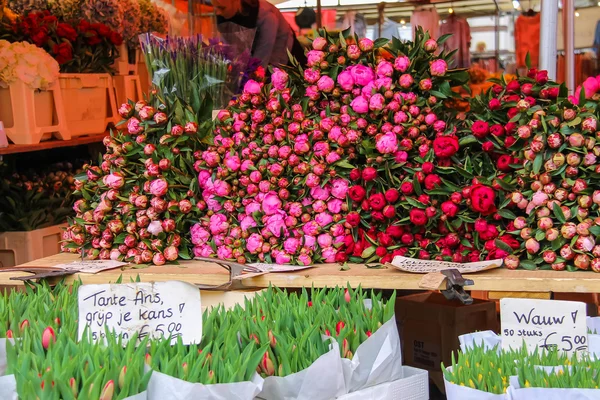 Negozio di fiori di strada con mazzi di tulipani colorati sul Grote Ma — Foto Stock