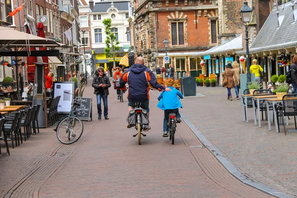 Människor i det historiska centrum av Haarlem, Nederländerna — Stockfoto