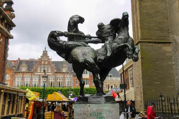 Statua moderna di due cavalieri giostratori a cavallo sul Grote Mar — Foto Stock