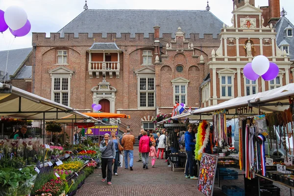 Utställning och försäljning på Grote Markt i Haarlem. Nederländerna — Stockfoto