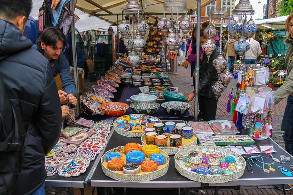 People buying oriental souvenirs at the street shop on the Grote — Stock Photo, Image