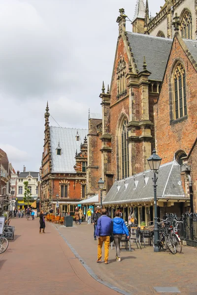 Pessoas caminhando perto da Grote Kerk (Sint-Bavokerk) no histo — Fotografia de Stock