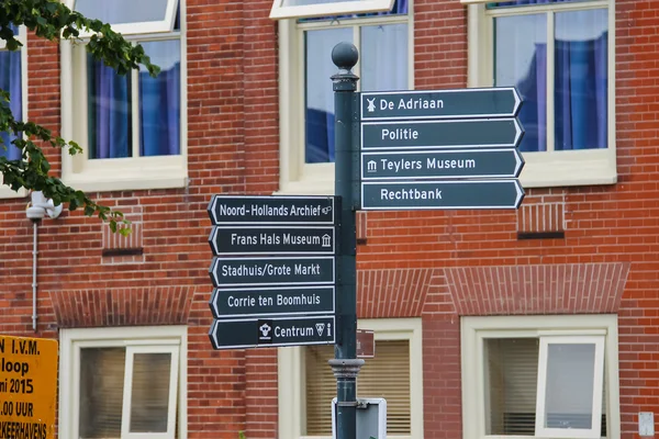 Tourist signpost at the crossroads in Harlem, the Netherlands — Stock Photo, Image