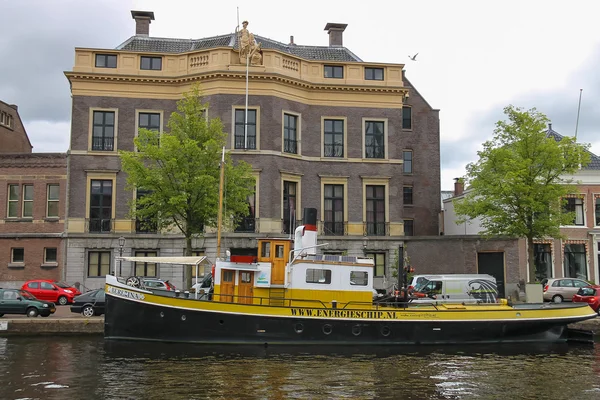 Widok na rzekę Spaarne kanał w Haarlem, Holandia — Zdjęcie stockowe