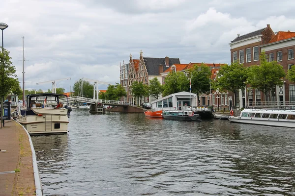 Vista do canal do rio Spaarne em Haarlem, Países Baixos — Fotografia de Stock