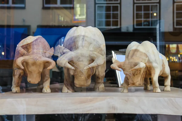 Figures en bois de taureaux dans la vitrine de la rue Kruisstraat — Photo