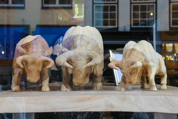 Figuras de toros de madera en el escaparate de la calle Kruisstraat —  Fotos de Stock