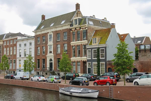 Gamla byggnader nära floden kanalen (Nieuwe Gracht) i Haarlem, t — Stockfoto