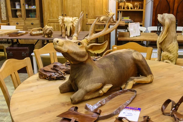 Inre av möbler och trä handgjorda produkter butik på Kruis — Stockfoto