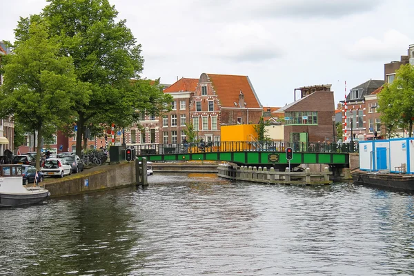 Pohled na řece Spaarne kanálu v Haarlem, Nizozemsko — Stock fotografie