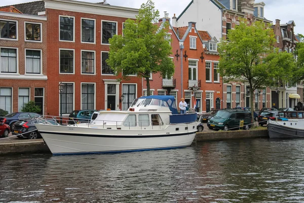 Pohled na řece Spaarne kanálu v Haarlem, Nizozemsko — Stock fotografie