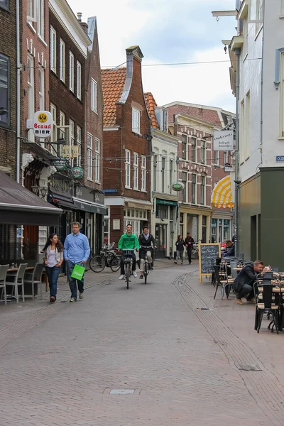 Osób w zabytkowym centrum Haarlem, Holandia — Zdjęcie stockowe