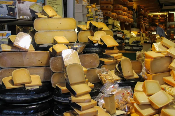 Estantes con queso holandés famoso en la tienda de quesos tradicional — Foto de Stock