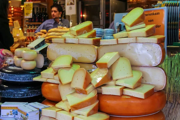 Prateleiras com famoso queijo holandês na tradicional loja de queijos — Fotografia de Stock
