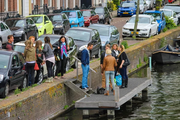 Bir tekne orada insanlar Ha nehir kanalda (Nieuwe Gracht) yakınındaki — Stok fotoğraf