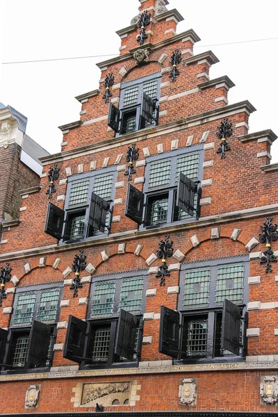Beau vieux bâtiment sur la rue Kruisstraat à Haarlem, le Net — Photo