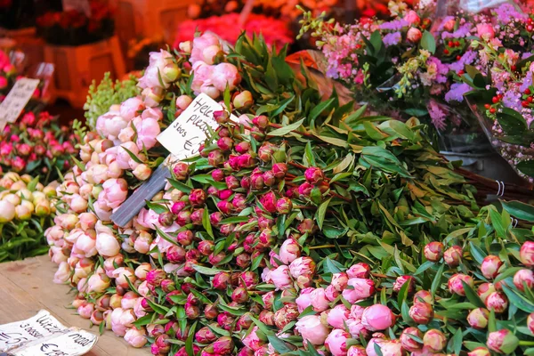 Renkli Lale buketleri ile sokak çiçekçi — Stok fotoğraf