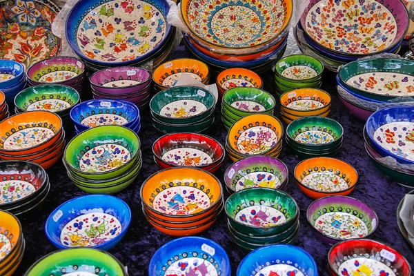 Venda de cerâmica colorida na loja de rua na Grote Markt Imagem De Stock
