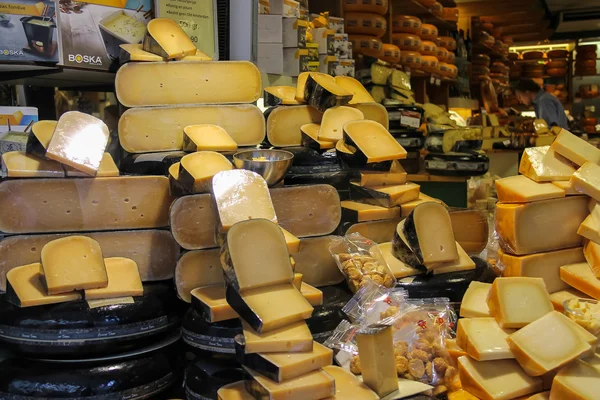 Prateleiras com famoso queijo holandês na tradicional loja de queijos Fotos De Bancos De Imagens