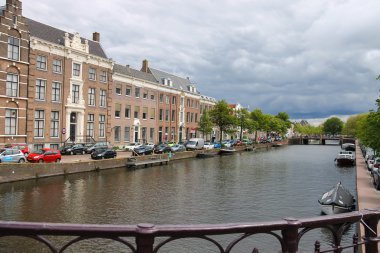 Köprüden Haarl'daki nehir kanalına (Nieuwe Gracht) manzara