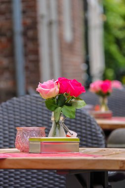 Güzel güller, mum ve tabl üzerinde dekoratif kutu ile Vazo