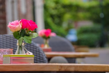 Güzel güller, mum ve tabl üzerinde dekoratif kutu ile Vazo