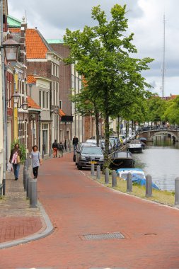 Tarihi merkezinde nehir kanalı boyunca yürüyen insanlar