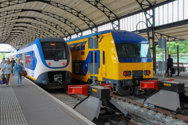 Haarlem tren istasyonunda platformda Yolcular, th
